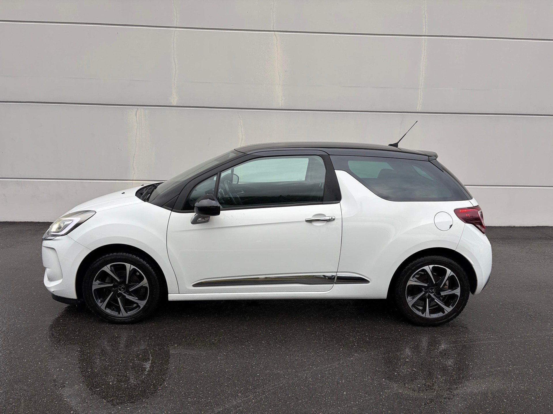 DS AUTOMOBILES 3 1.2 PureTech So Chic-image-3