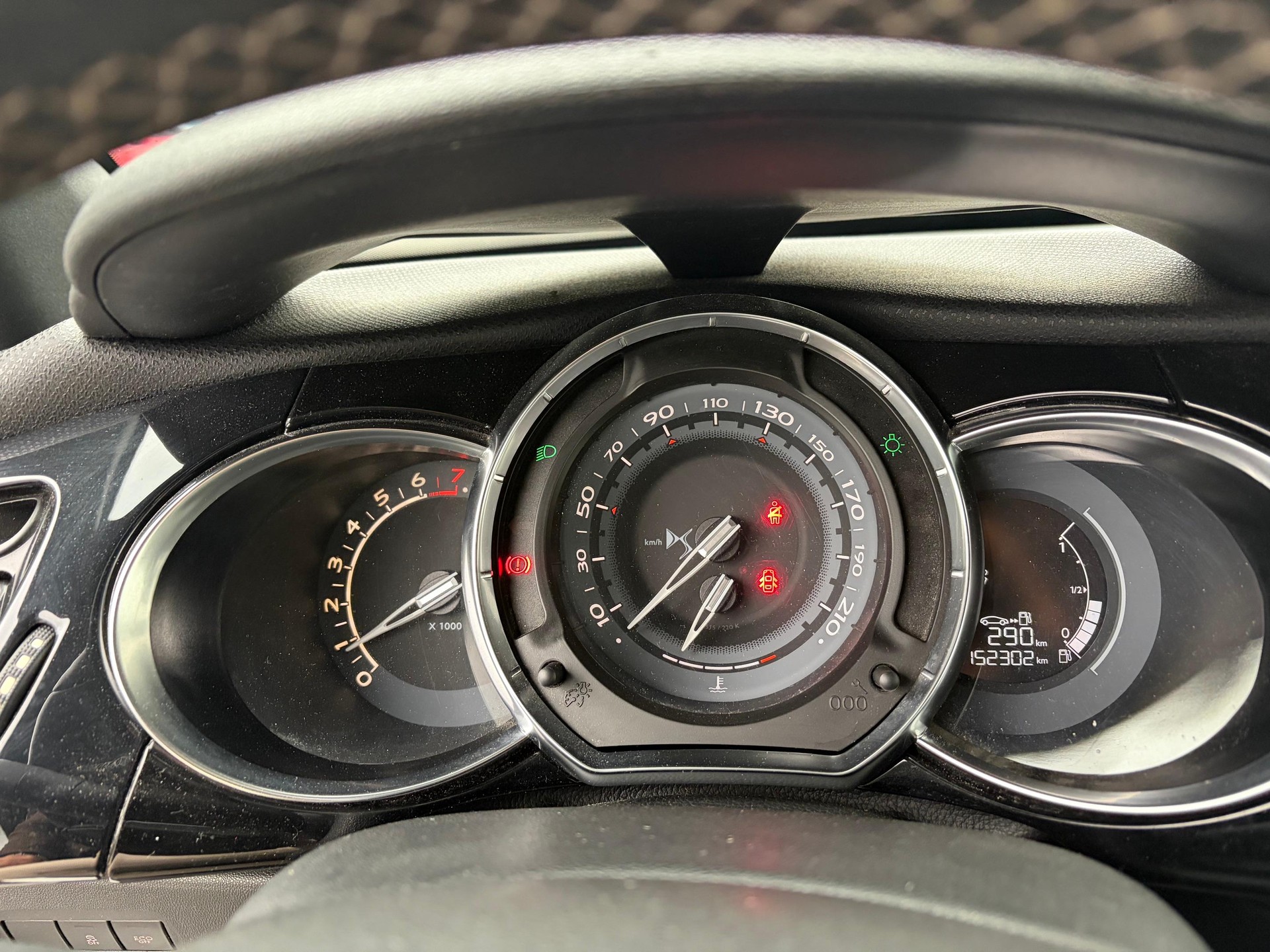 DS AUTOMOBILES 3 1.2 PureTech So Chic-image-9