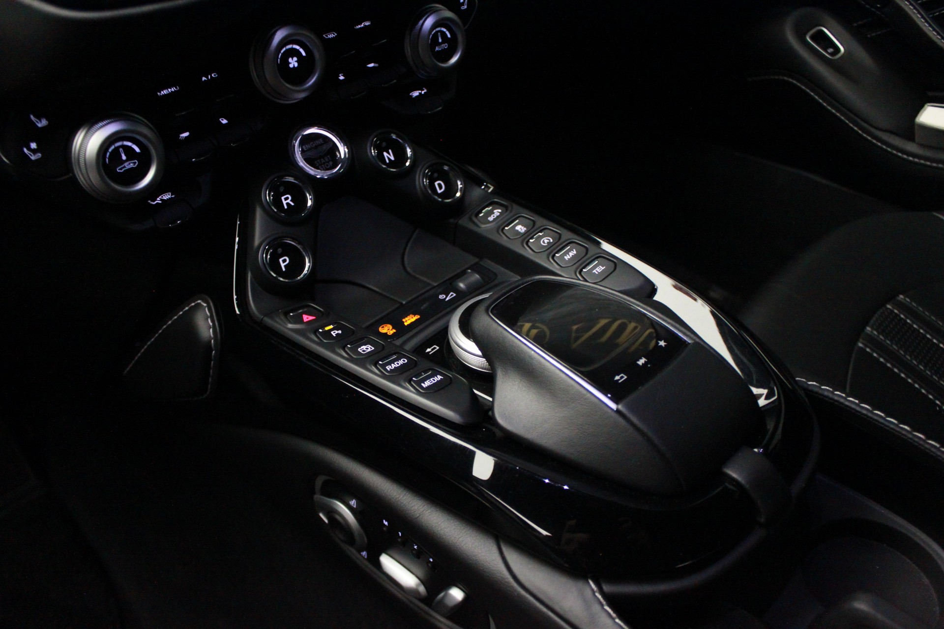ASTON MARTIN V8 Vantage 4.0 Coupé-image-15
