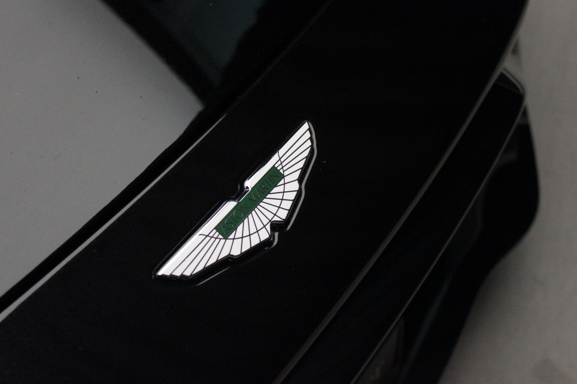 ASTON MARTIN V8 Vantage 4.0 Coupé-image-8
