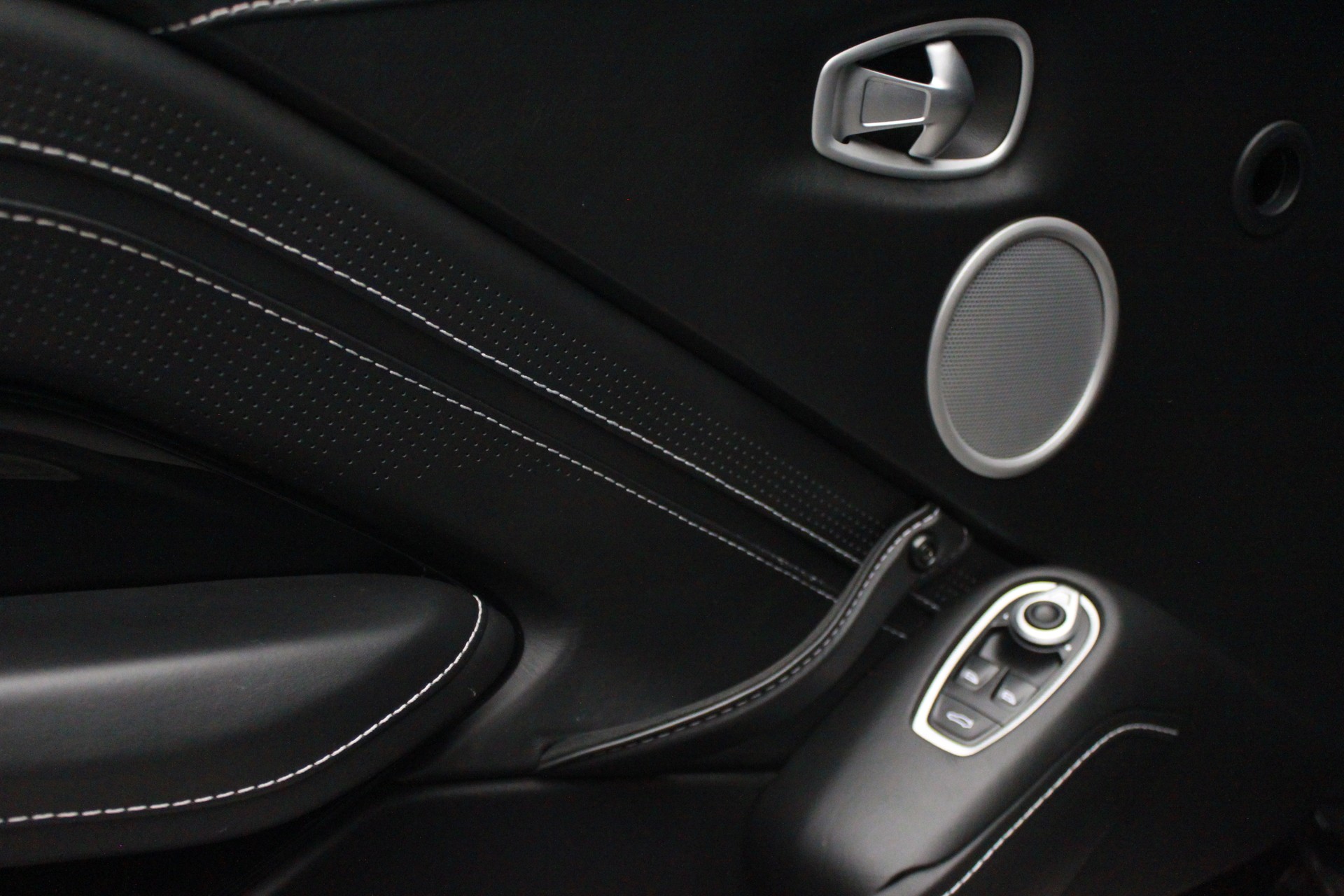 ASTON MARTIN V8 Vantage 4.0 Coupé-image-16