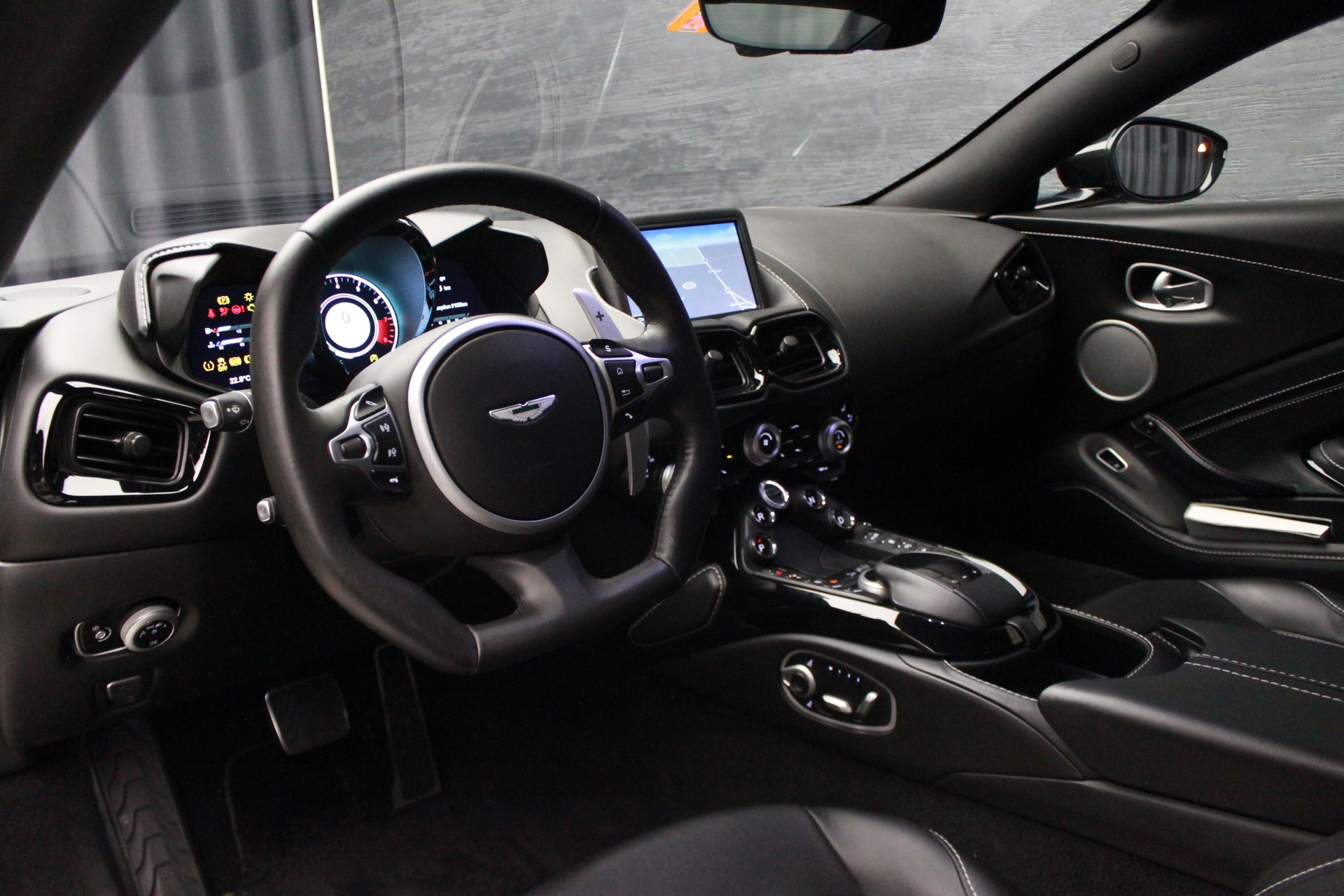 ASTON MARTIN V8 Vantage 4.0 Coupé-image-17