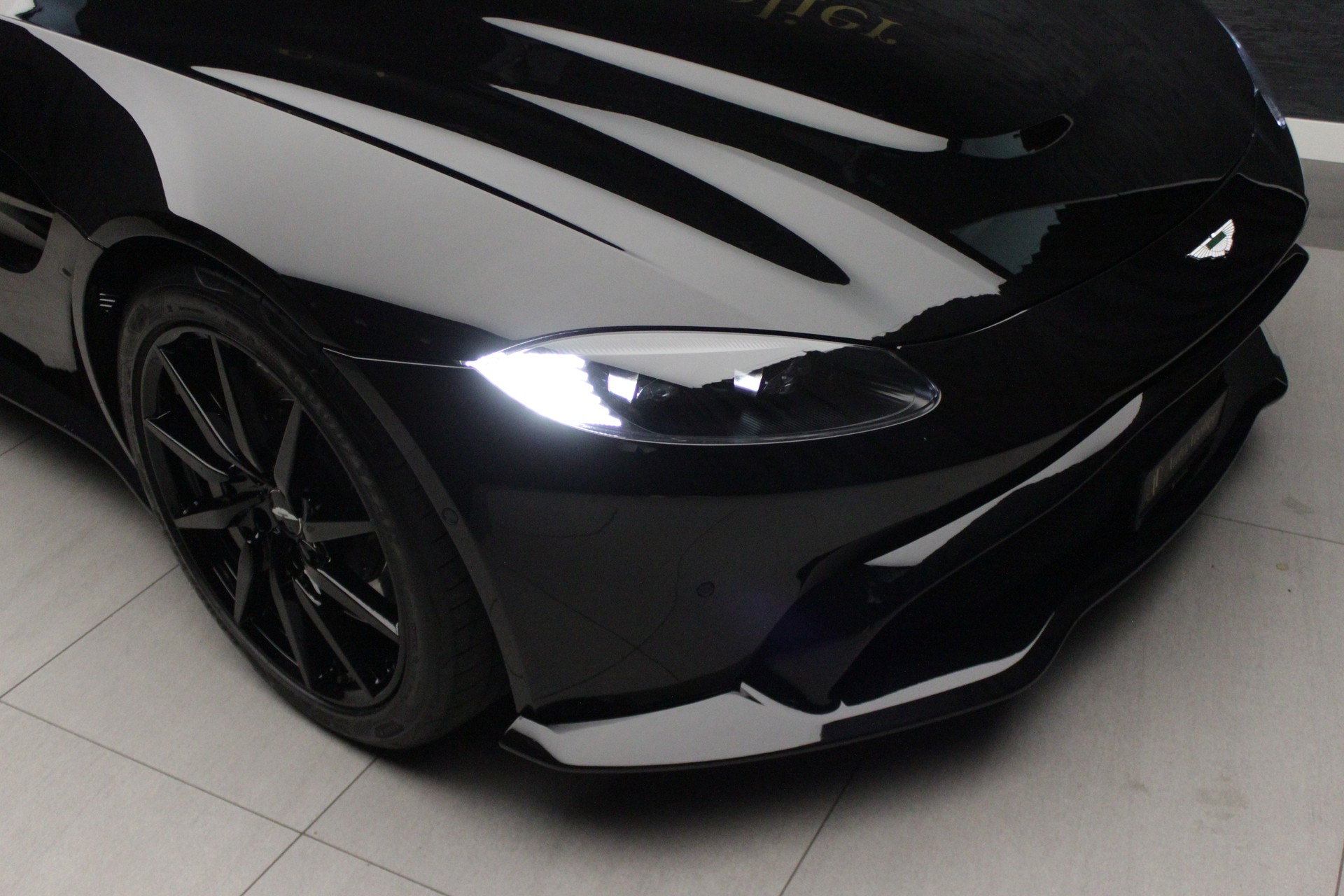 ASTON MARTIN V8 Vantage 4.0 Coupé-image-7