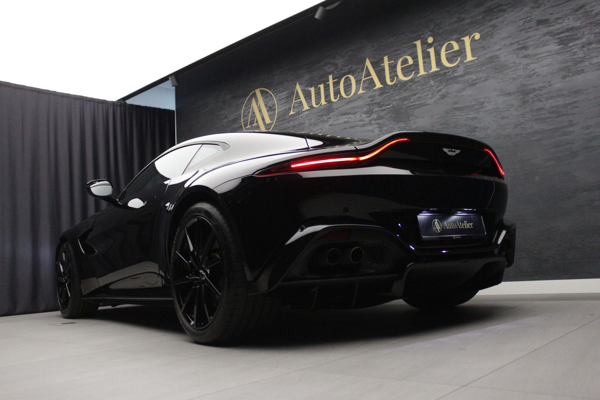 ASTON MARTIN V8 Vantage 4.0 Coupé-image-12