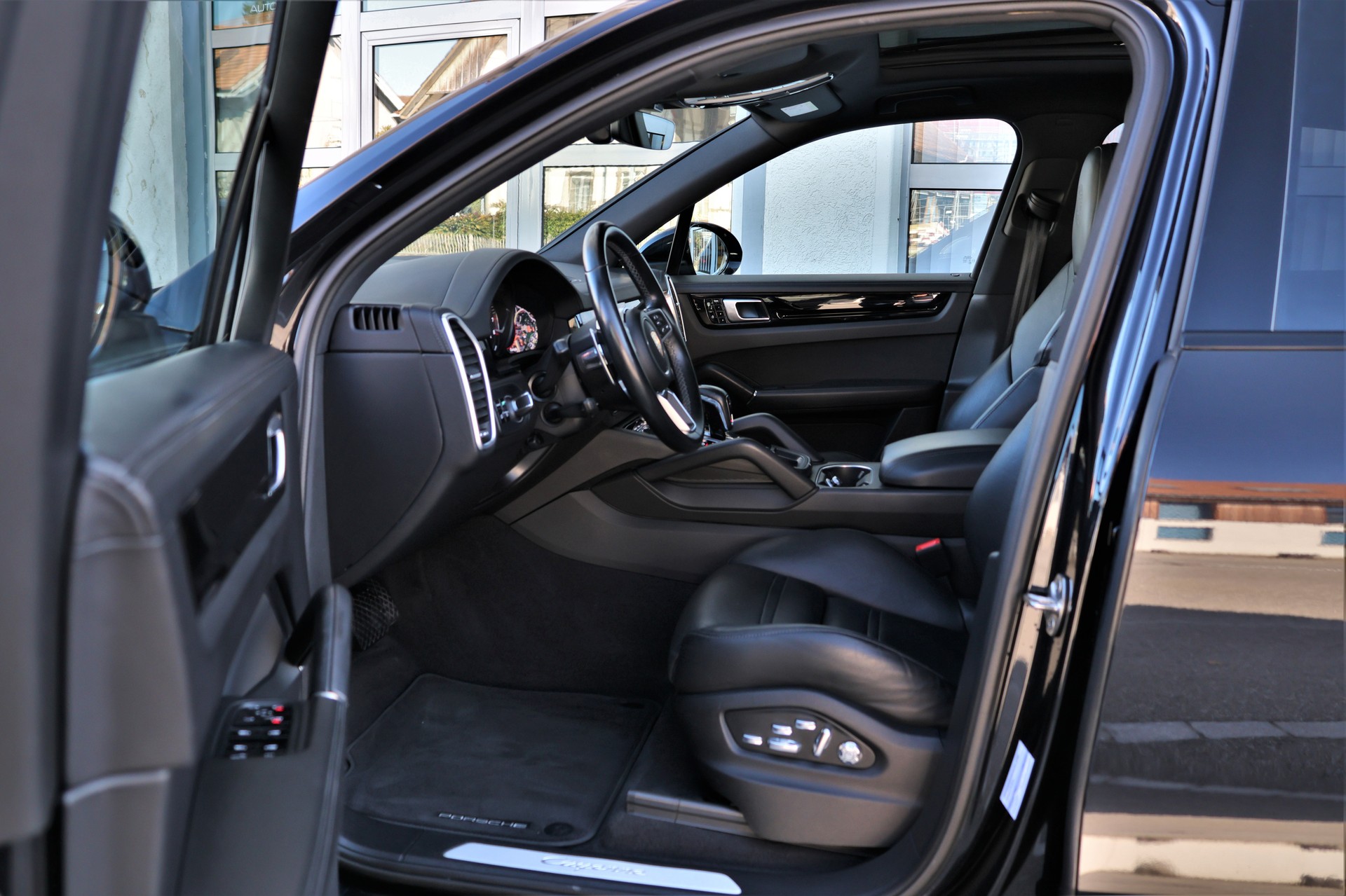 PORSCHE Cayenne E-Hybrid (CH)-image-6