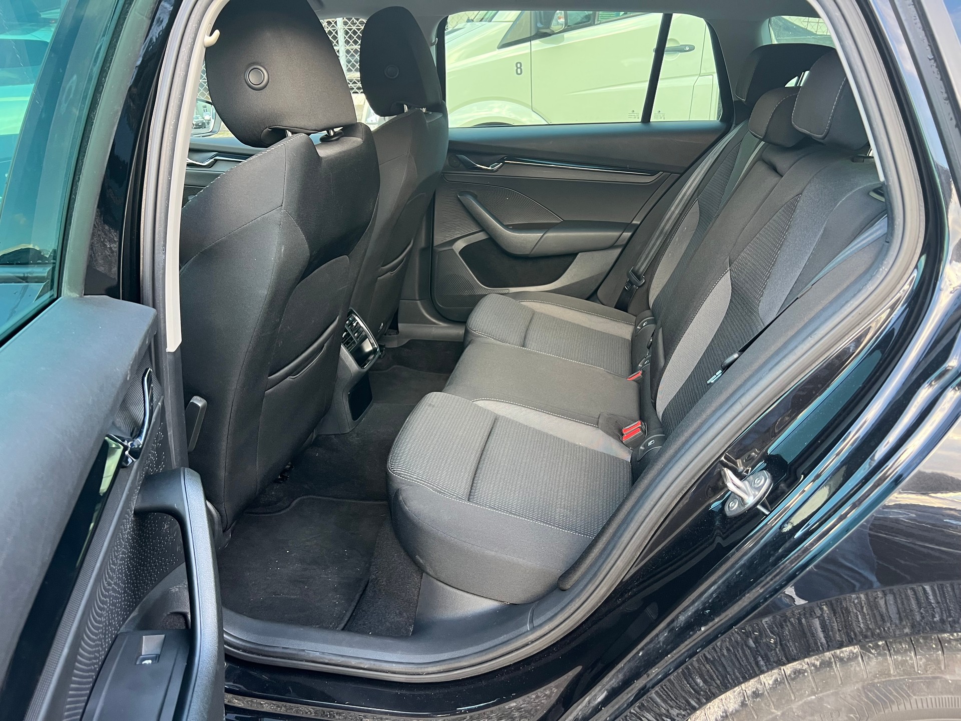 SKODA Octavia Combi 2.0 TDI DSG Ambition 4x4-image-13