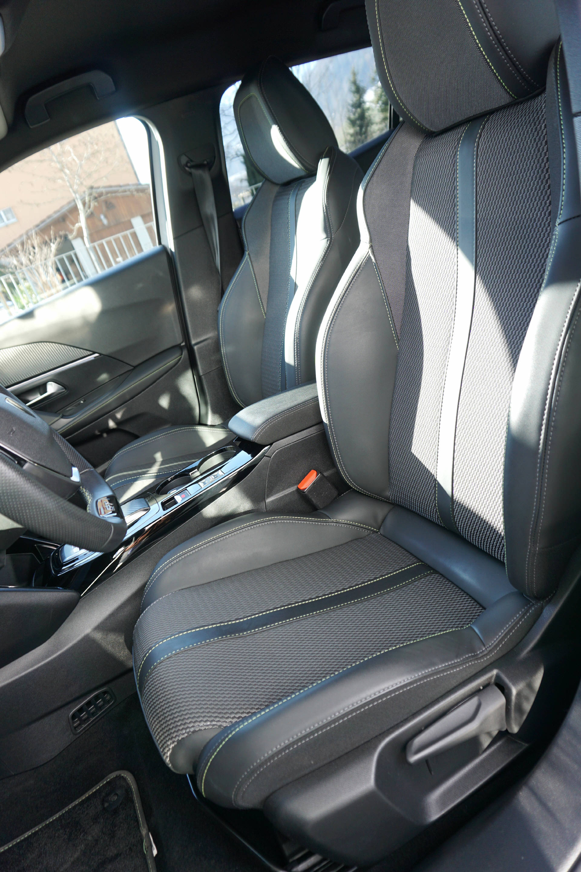 PEUGEOT 2008 1.2 Hybrid 145 GT-image-6