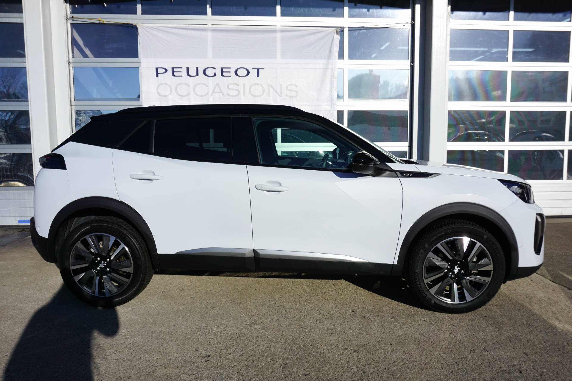 PEUGEOT 2008 1.2 Hybrid 145 GT-showroom-element-1