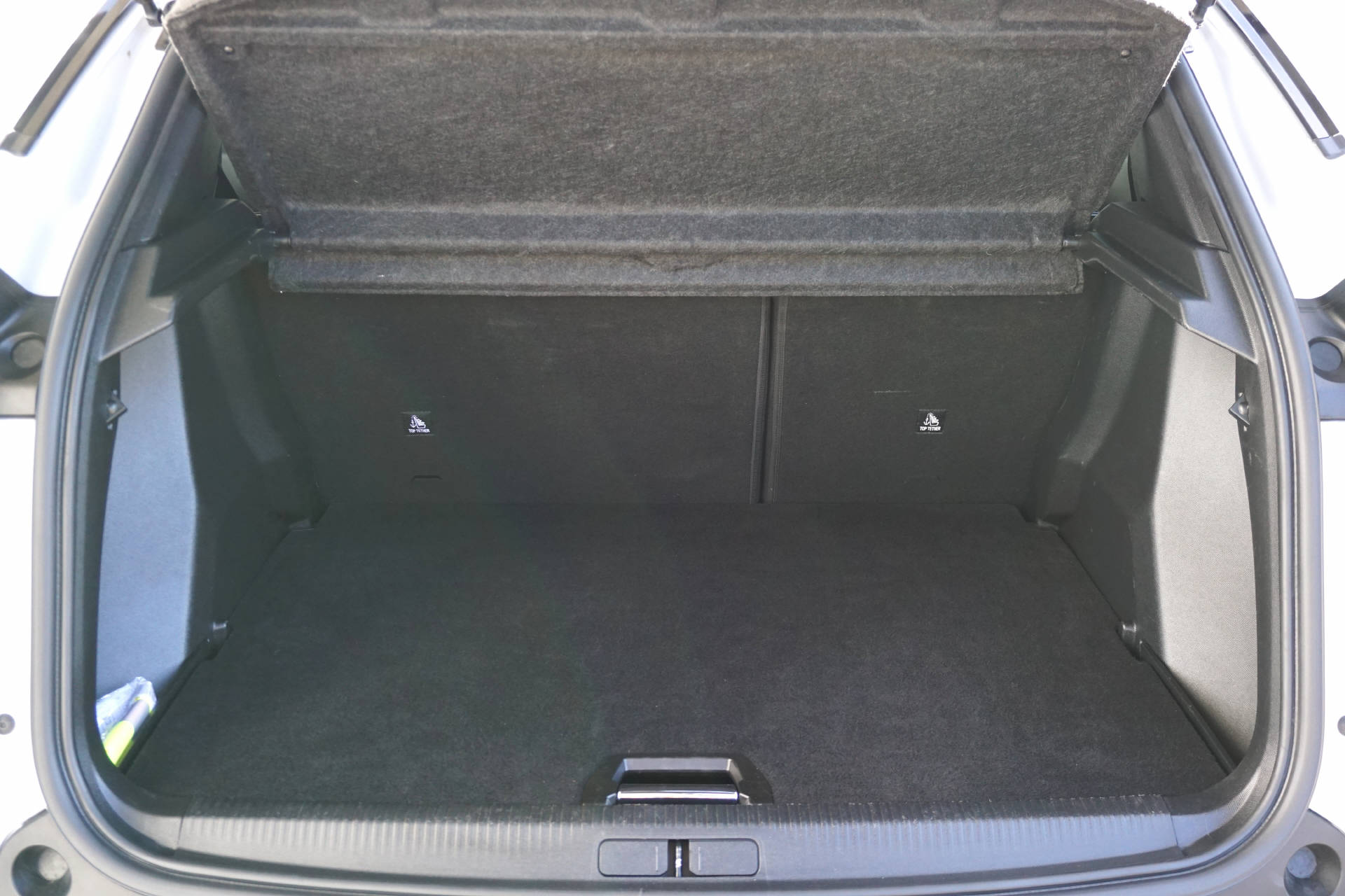 PEUGEOT 2008 1.2 Hybrid 145 GT-image-8