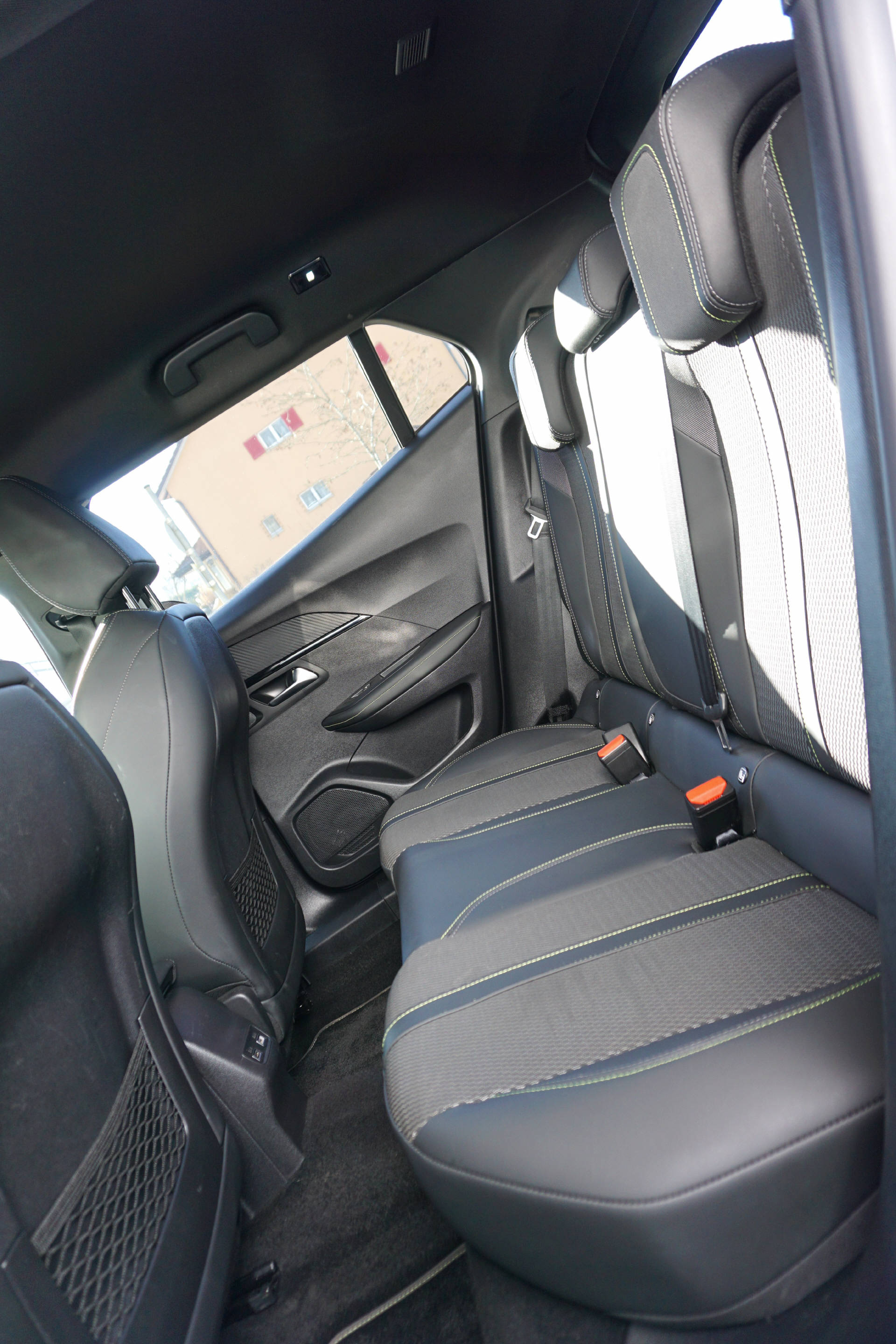 PEUGEOT 2008 1.2 Hybrid 145 GT-image-7