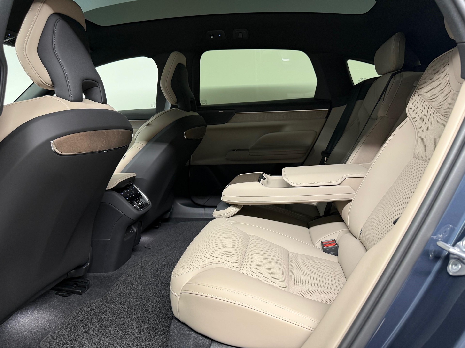 VOLVO ES90 Ultra-image-10