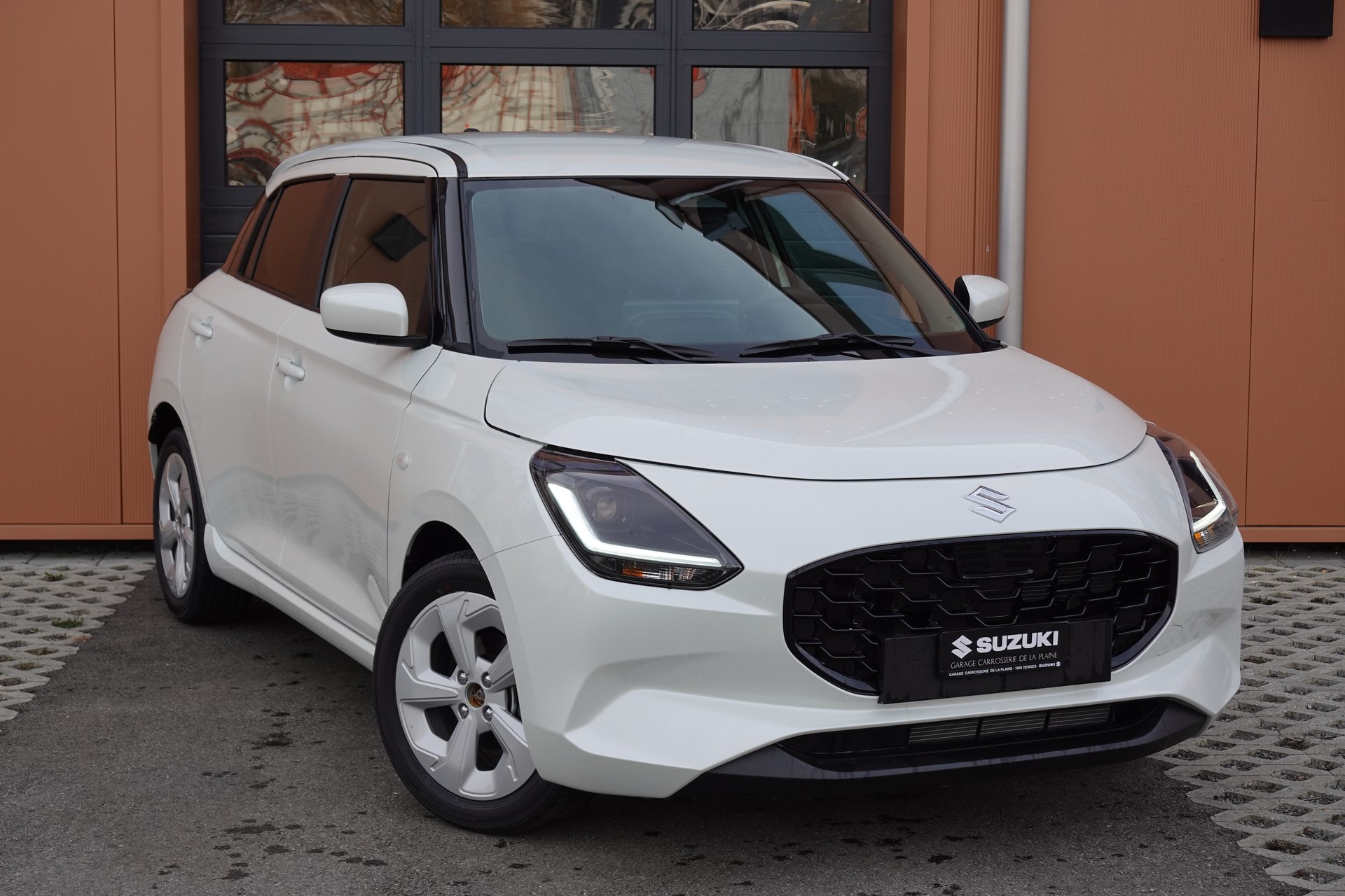 SUZUKI Swift 1.2 Compact+ Hybrid CVT - "Tempomat Adapt. * Caméra de recul * Sièges chauffants * Apple Car Play * Aides Conduites"-image-0