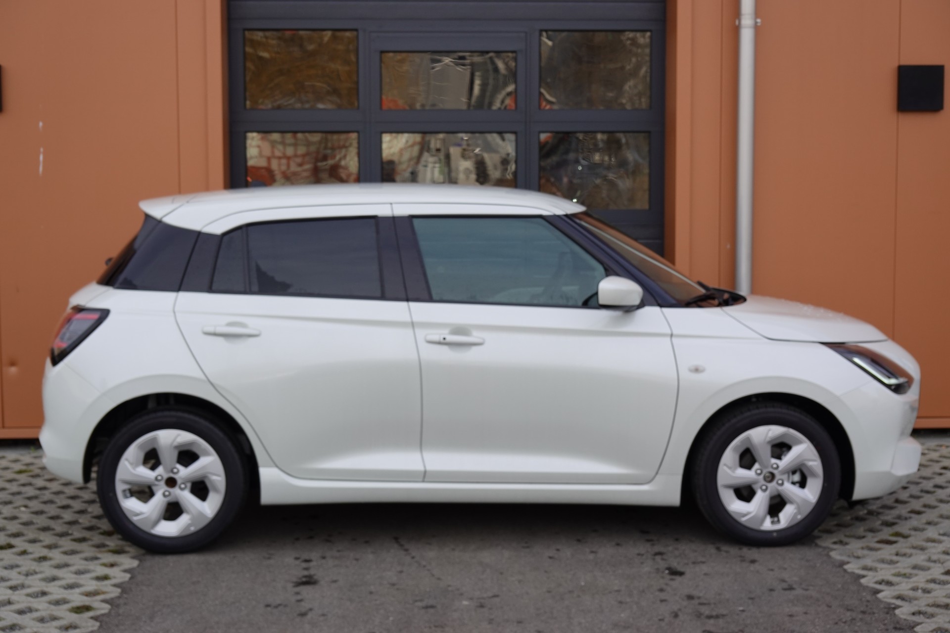 SUZUKI Swift 1.2 Compact+ Hybrid CVT - "Tempomat Adapt. * Caméra de recul * Sièges chauffants * Apple Car Play * Aides Conduites"-image-3
