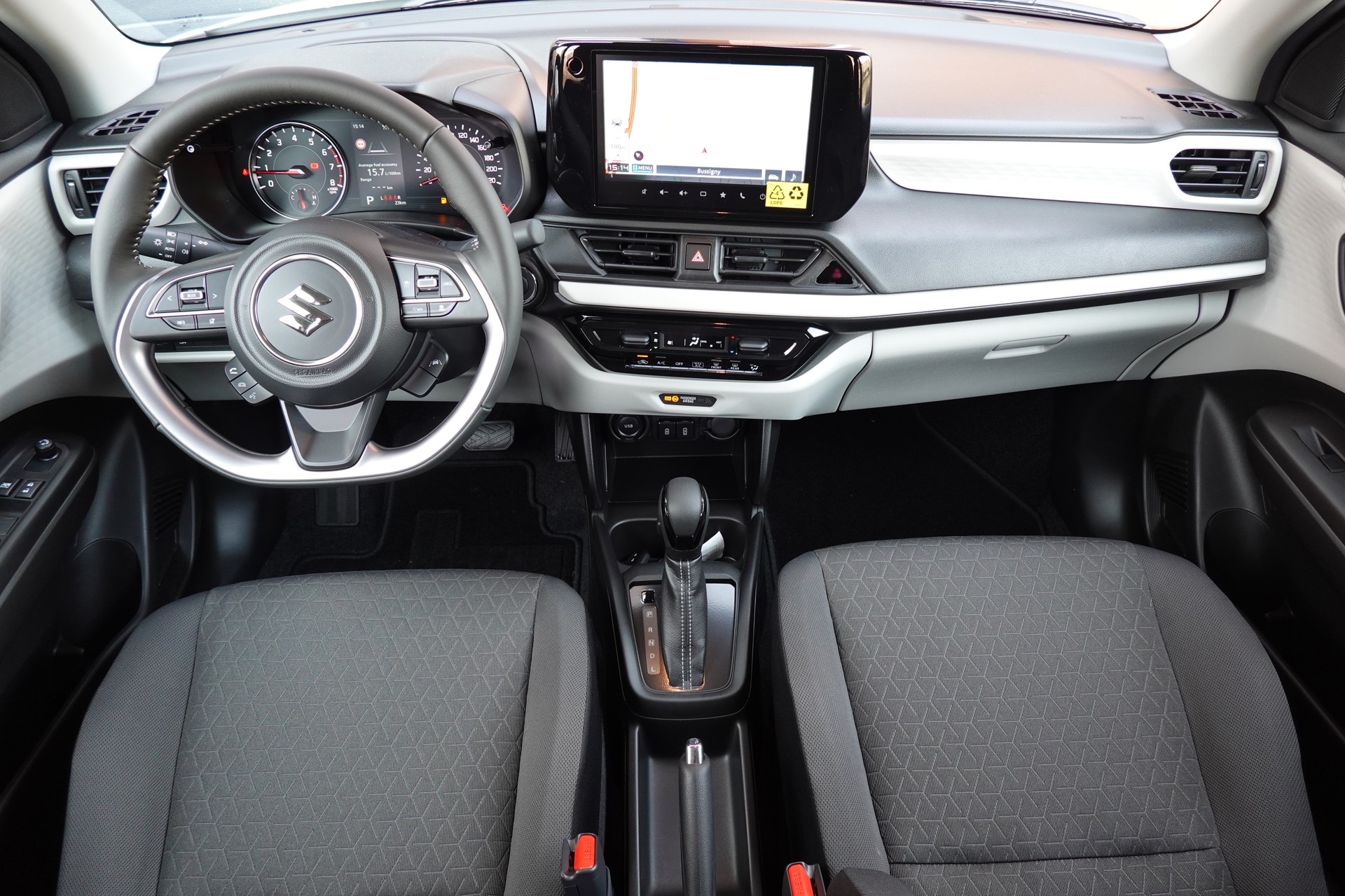 SUZUKI Swift 1.2 Compact+ Hybrid CVT - "Tempomat Adapt. * Caméra de recul * Sièges chauffants * Apple Car Play * Aides Conduites"-image-7