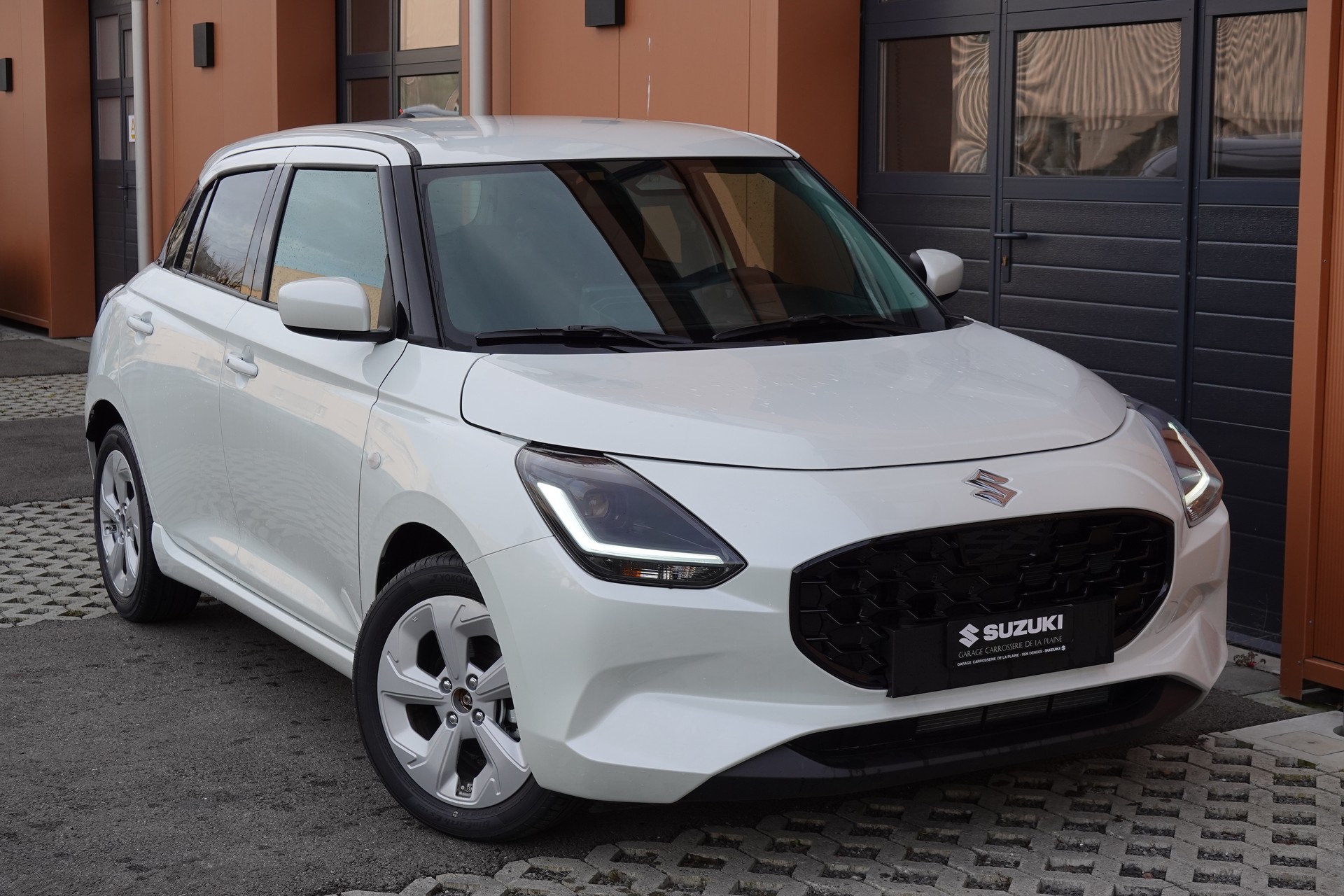 SUZUKI Swift 1.2 Compact+ Hybrid CVT - "Tempomat Adapt. * Caméra de recul * Sièges chauffants * Apple Car Play * Aides Conduites"-image-2