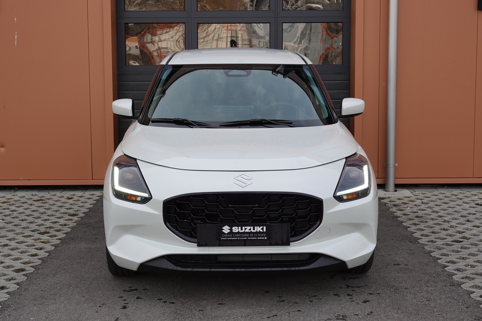 SUZUKI Swift 1.2 Compact+ Hybrid CVT - "Tempomat Adapt. * Caméra de recul * Sièges chauffants * Apple Car Play * Aides Conduites"-image-1