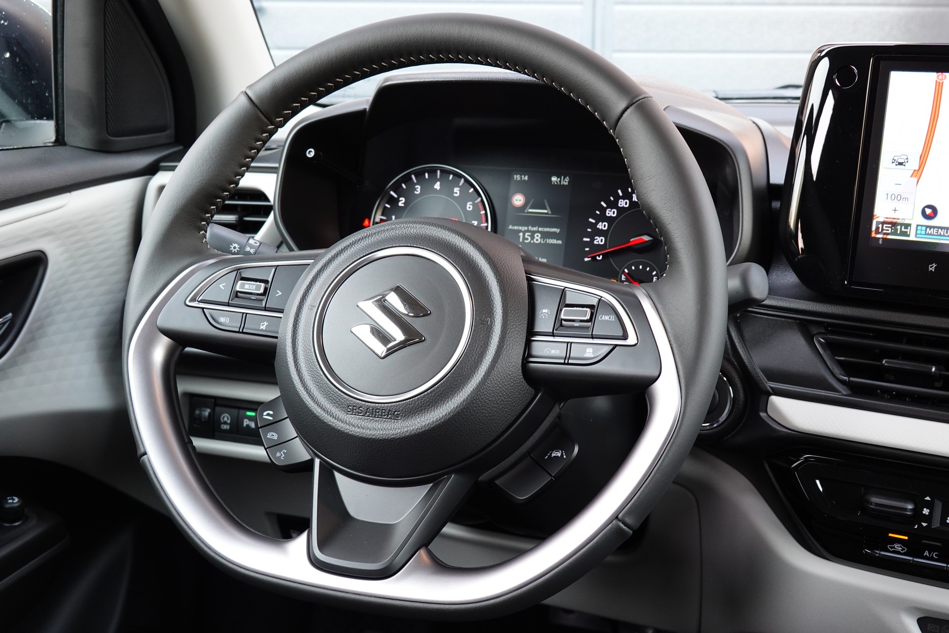SUZUKI Swift 1.2 Compact+ Hybrid CVT - "Tempomat Adapt. * Caméra de recul * Sièges chauffants * Apple Car Play * Aides Conduites"-image-8