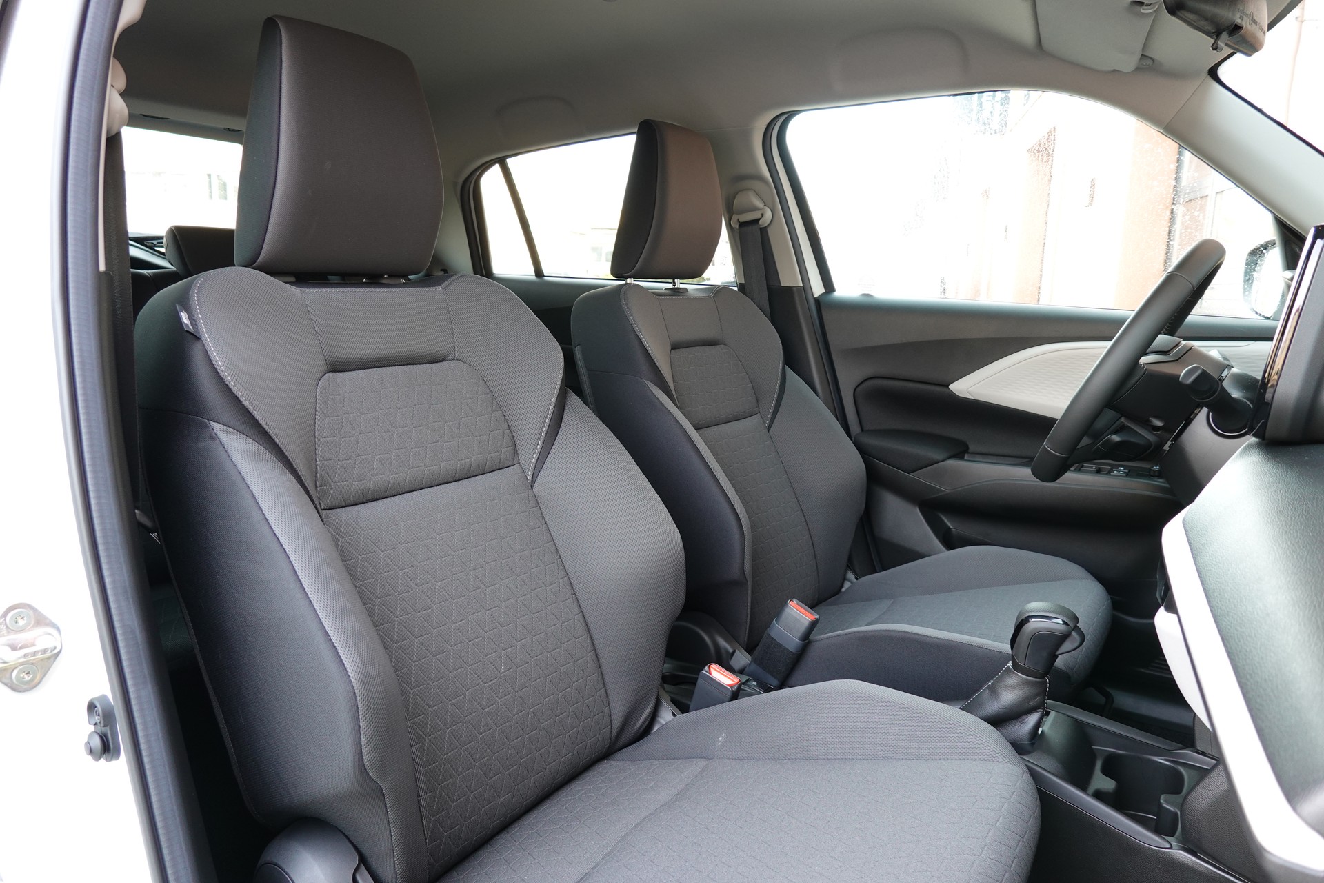 SUZUKI Swift 1.2 Compact+ Hybrid CVT - "Tempomat Adapt. * Caméra de recul * Sièges chauffants * Apple Car Play * Aides Conduites"-image-20