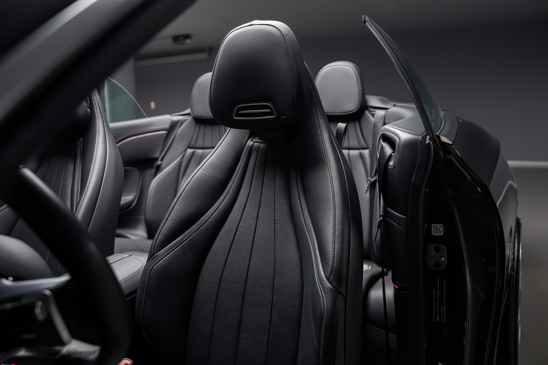 MERCEDES-BENZ CLE 300 Cabrio AMG-Line 4Matic 9G-Tronic-image-13