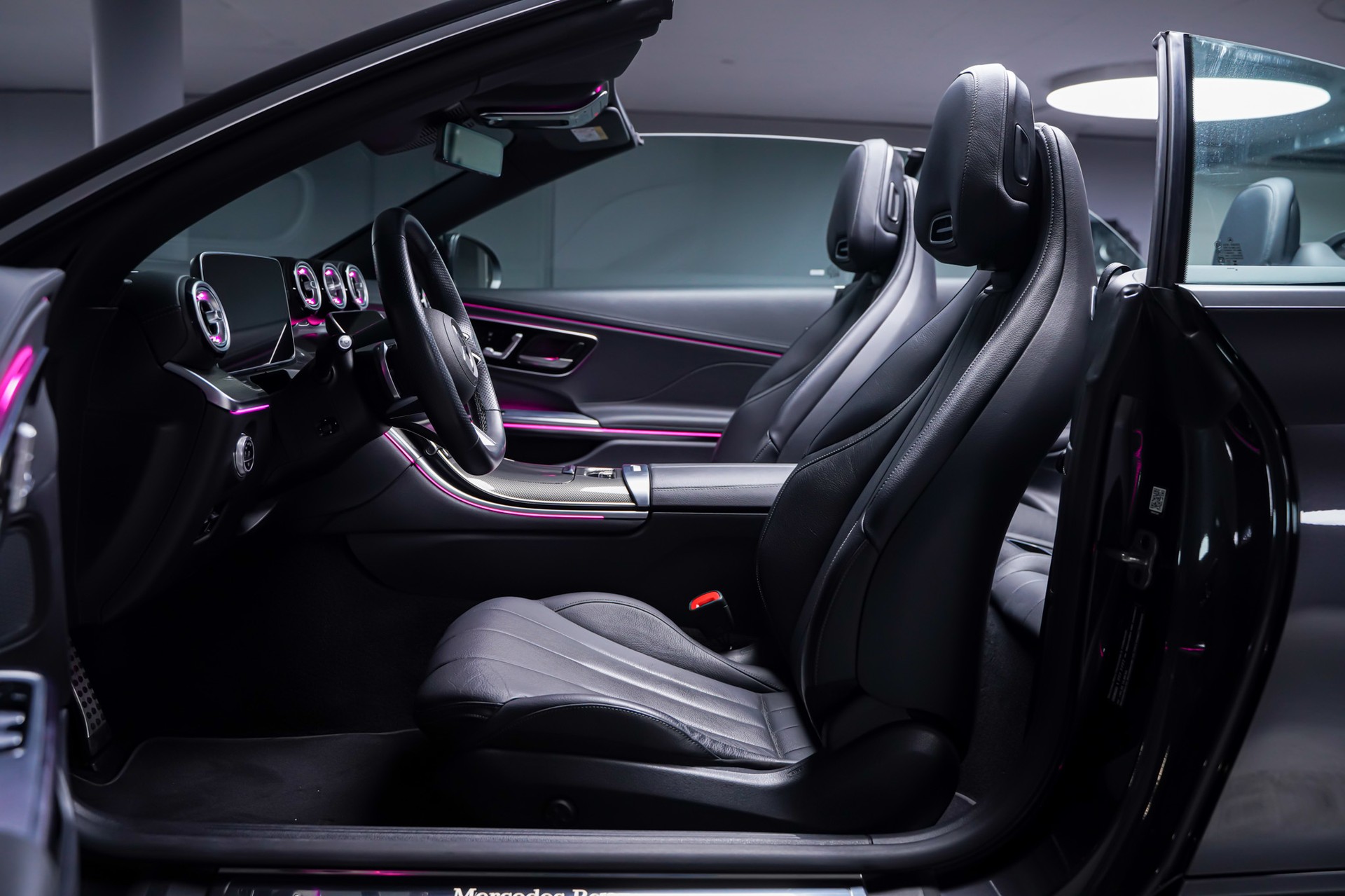 MERCEDES-BENZ CLE 300 Cabrio AMG-Line 4Matic 9G-Tronic-image-12