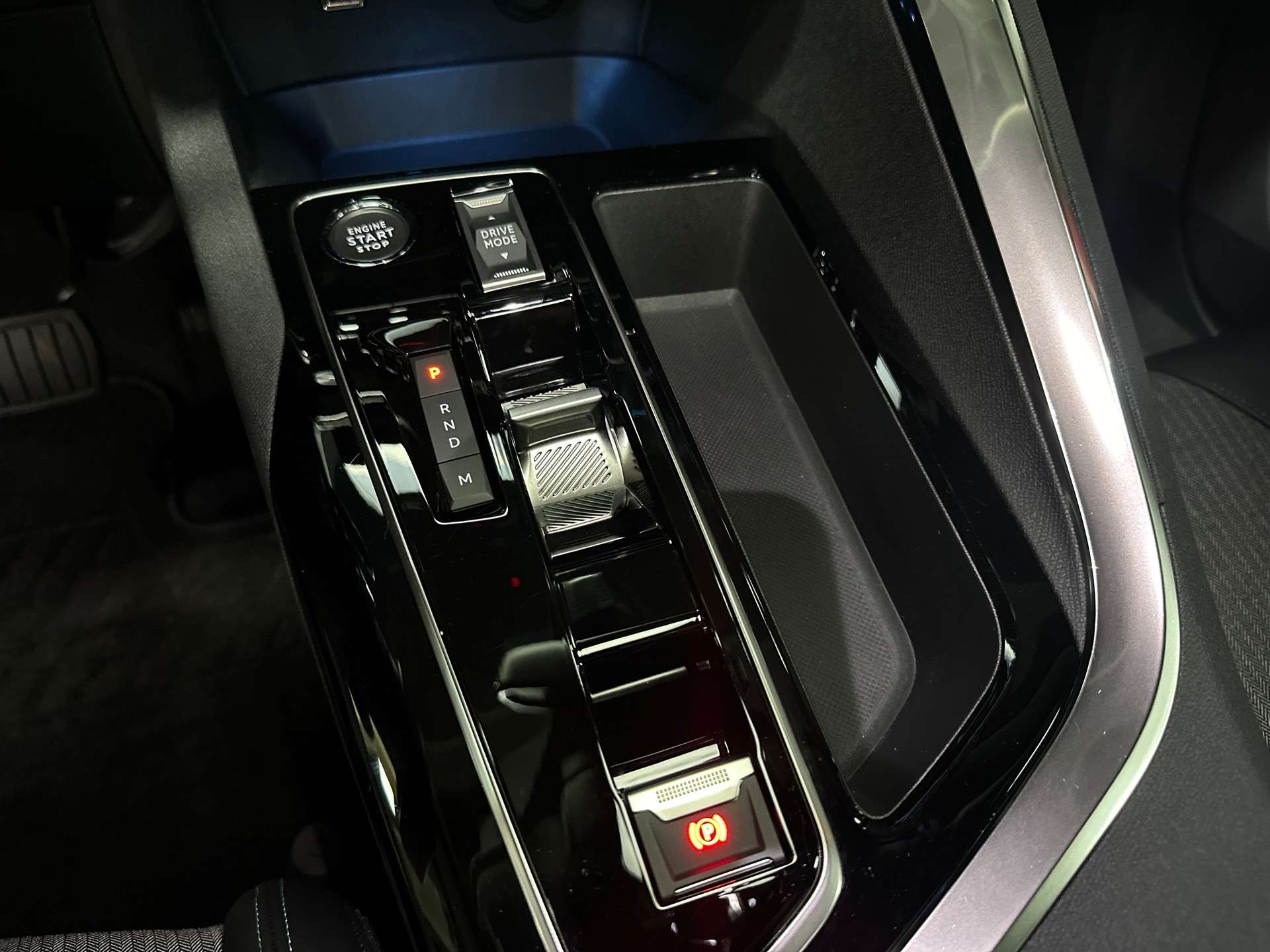 PEUGEOT 3008 1.2 PureTech Allure Pack EAT8-image-21