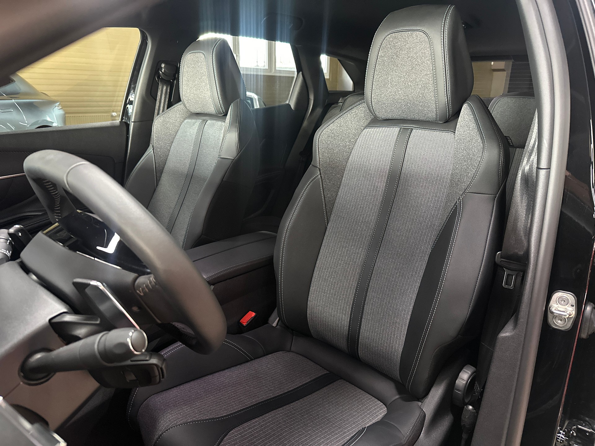 PEUGEOT 3008 1.2 PureTech Allure Pack EAT8-image-12