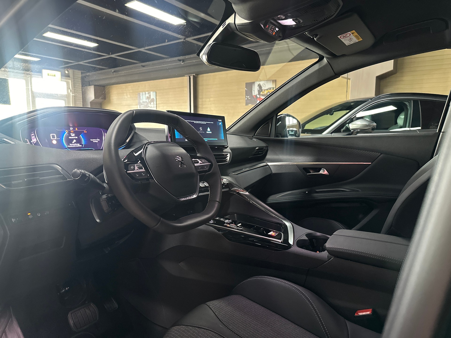 PEUGEOT 3008 1.2 PureTech Allure Pack EAT8-image-10