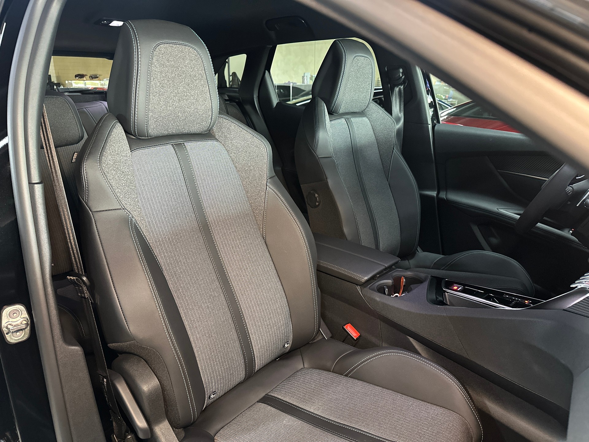 PEUGEOT 3008 1.2 PureTech Allure Pack EAT8-image-14