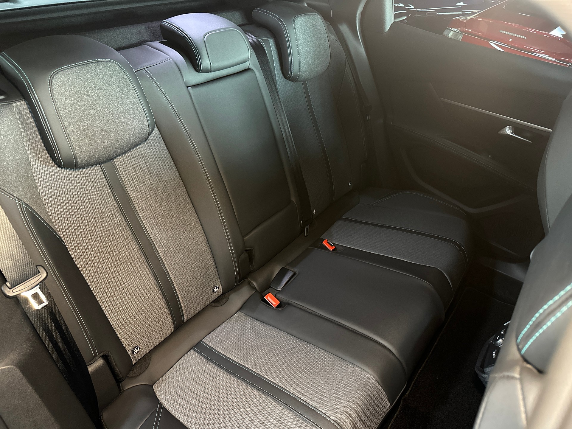 PEUGEOT 3008 1.2 PureTech Allure Pack EAT8-image-15