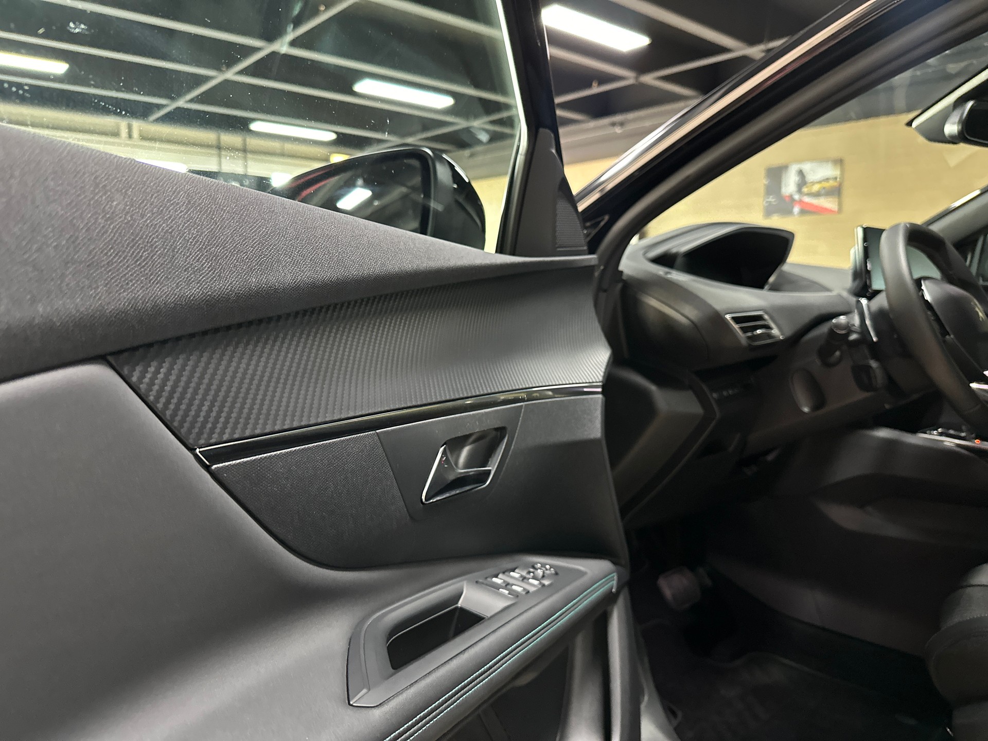 PEUGEOT 3008 1.2 PureTech Allure Pack EAT8-image-28