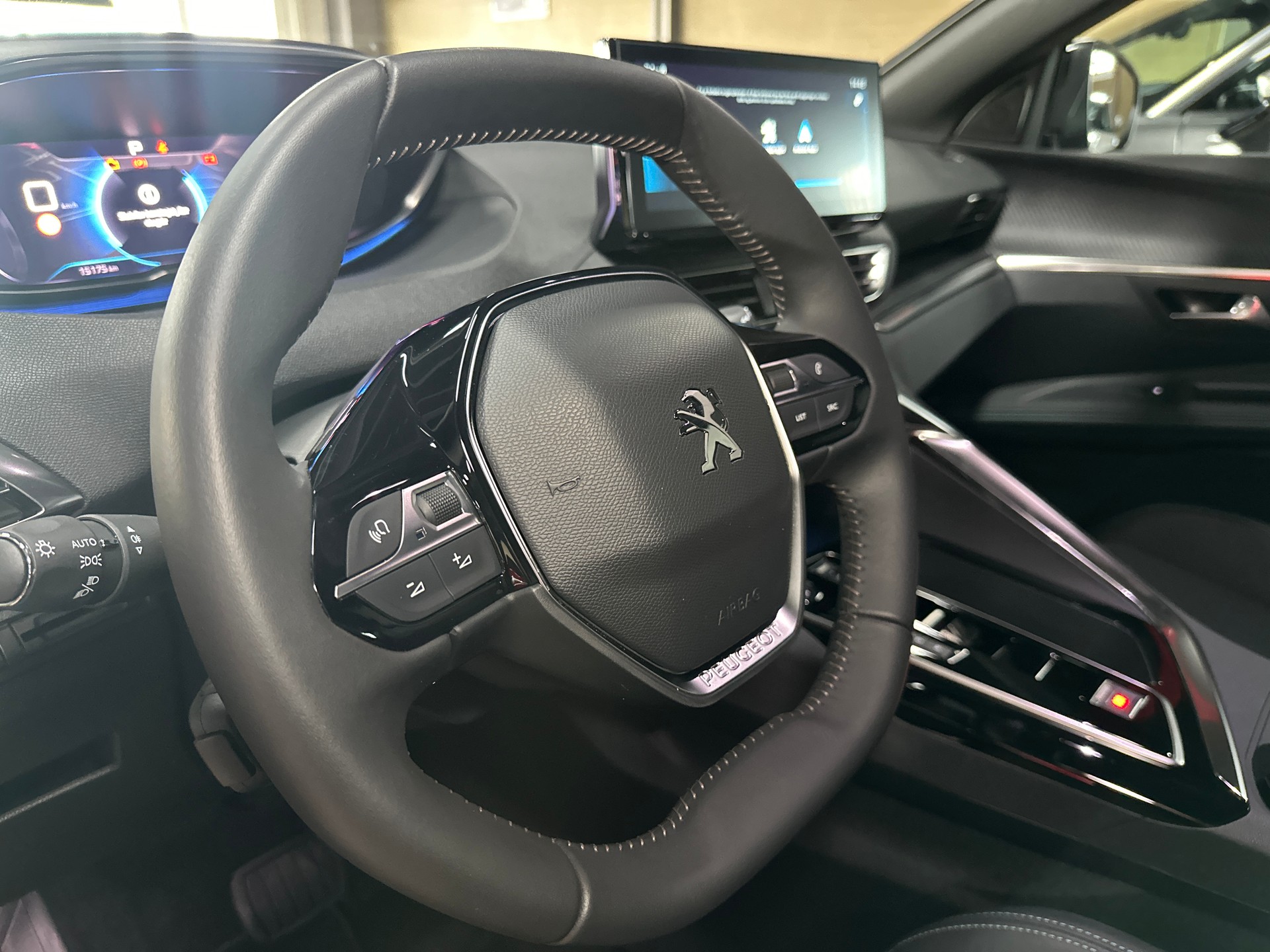 PEUGEOT 3008 1.2 PureTech Allure Pack EAT8-image-20