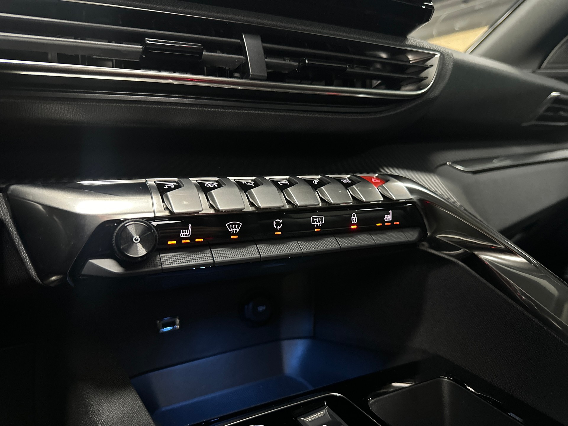 PEUGEOT 3008 1.2 PureTech Allure Pack EAT8-image-25