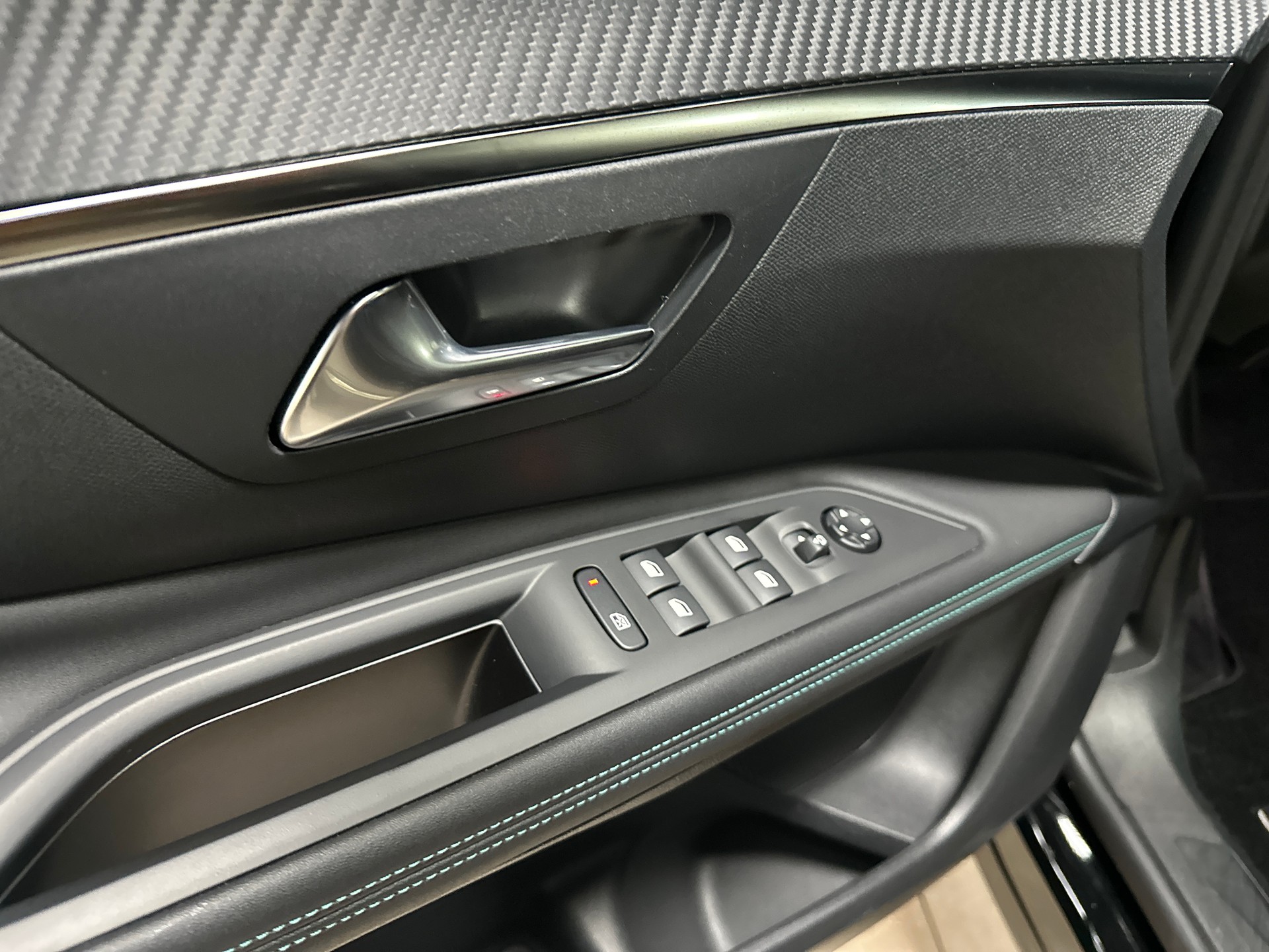 PEUGEOT 3008 1.2 PureTech Allure Pack EAT8-image-27