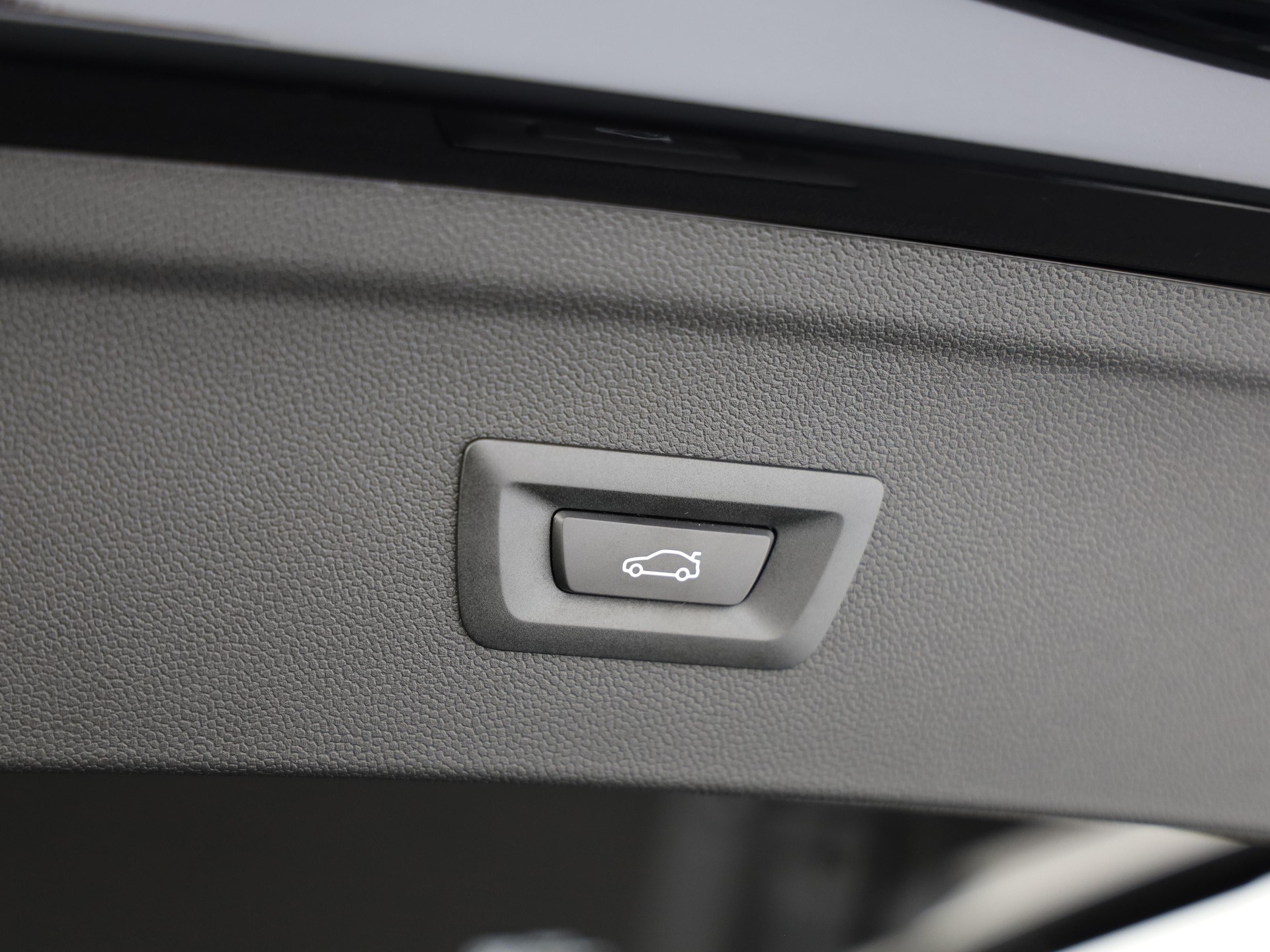 BMW iX xDrive60-image-18