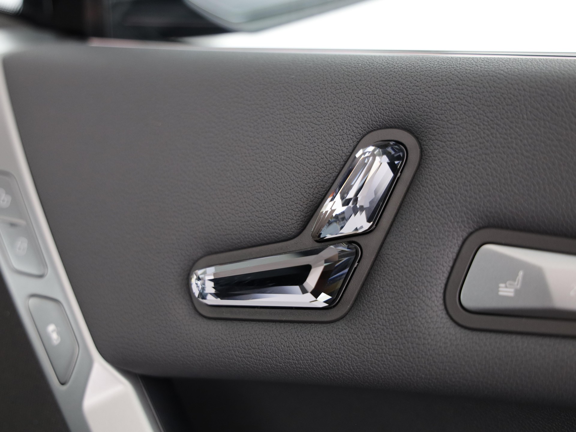 BMW iX xDrive60-image-6