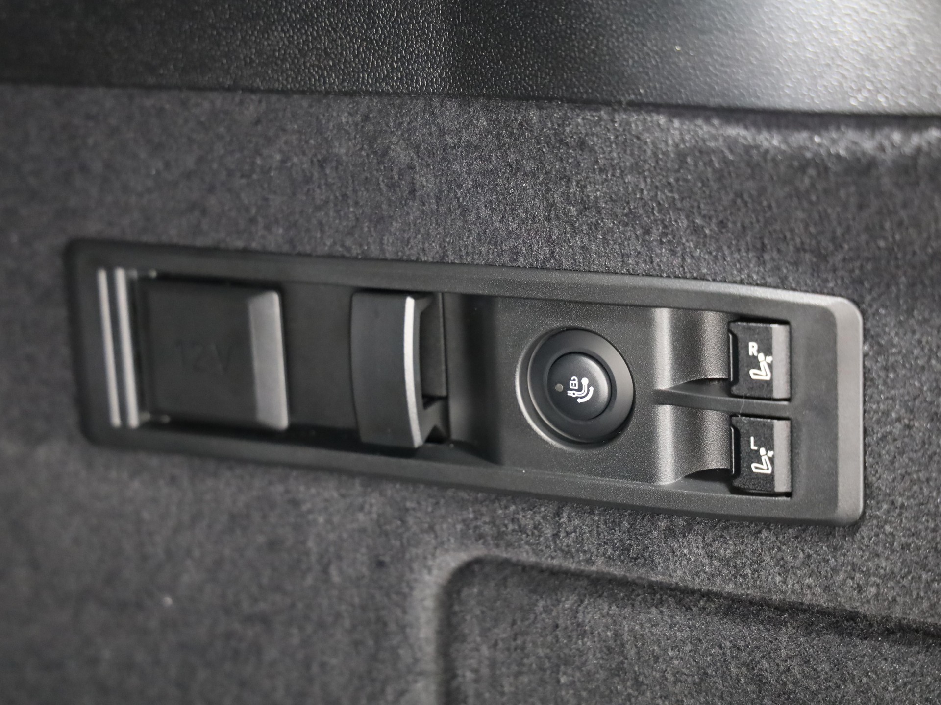 BMW iX xDrive60-image-17