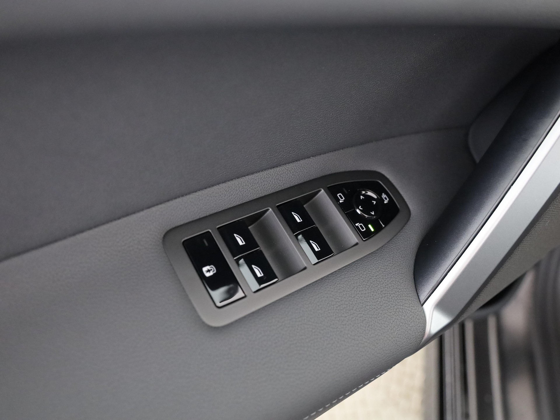 BMW iX xDrive60-image-19