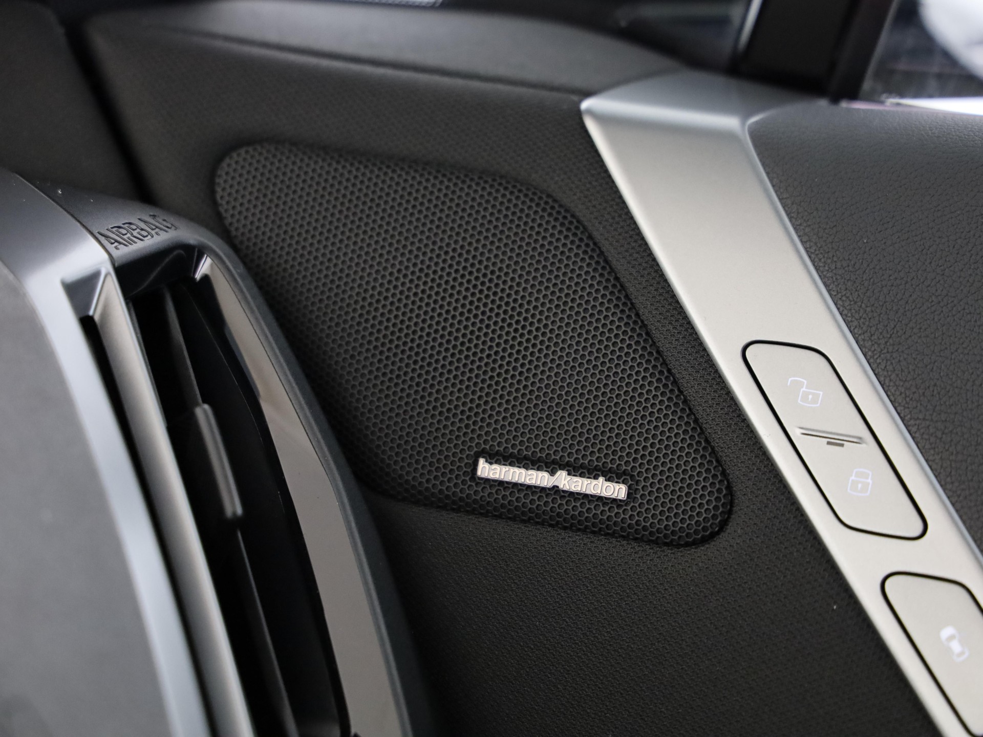BMW iX xDrive60-image-15