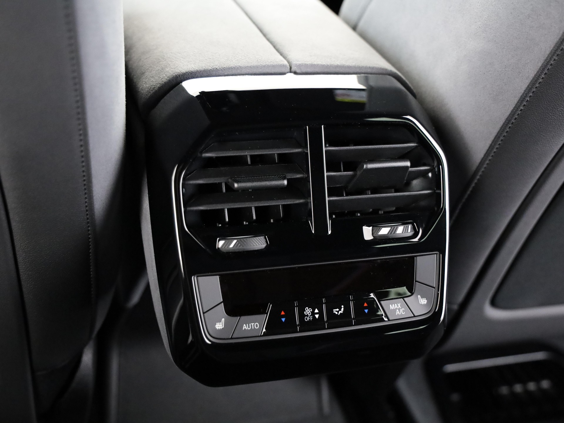 BMW iX xDrive60-image-13