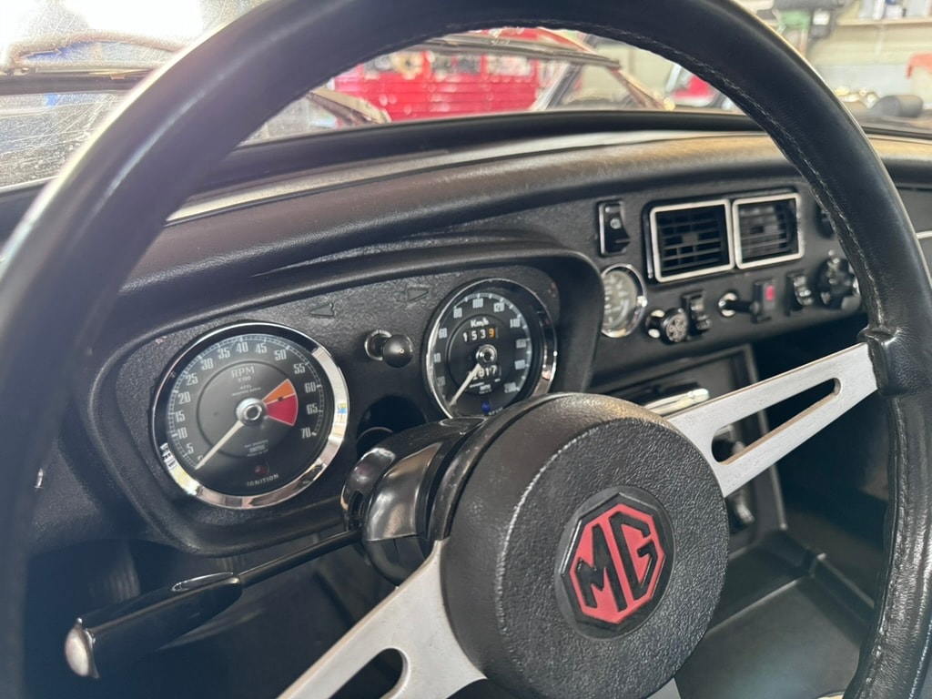 MG B GT-image-7