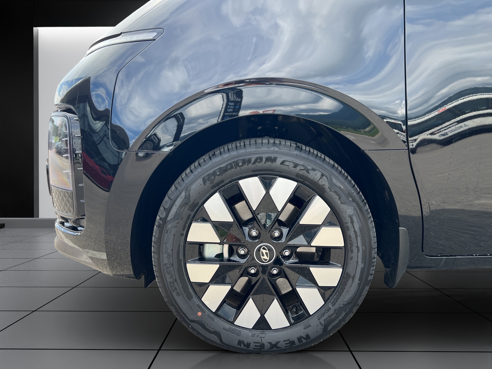 HYUNDAI Staria Premium 1.6 T-GDi HEV Amplia A-image-5