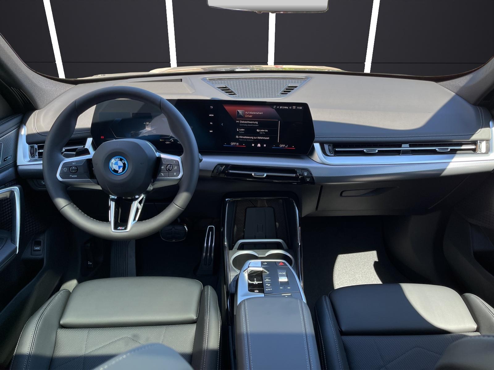 BMW iX1 30 xDrive-image-11