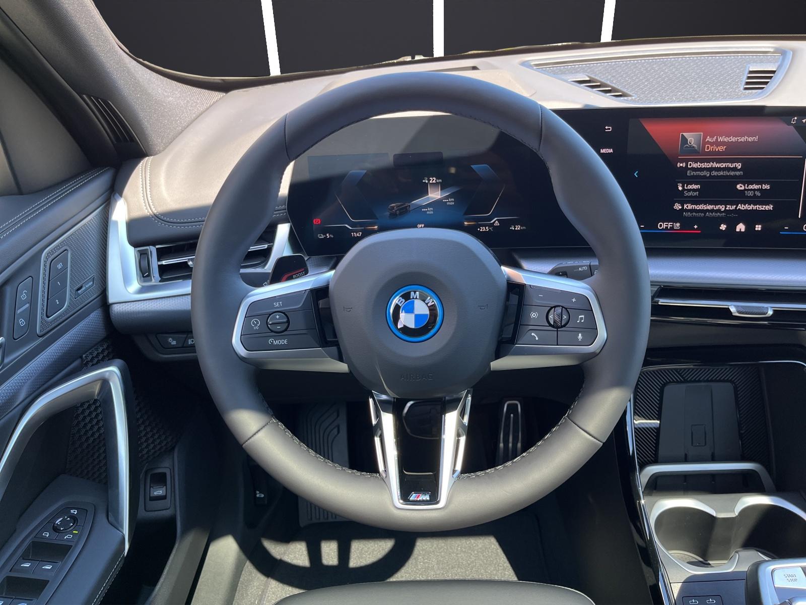 BMW iX1 30 xDrive-image-5