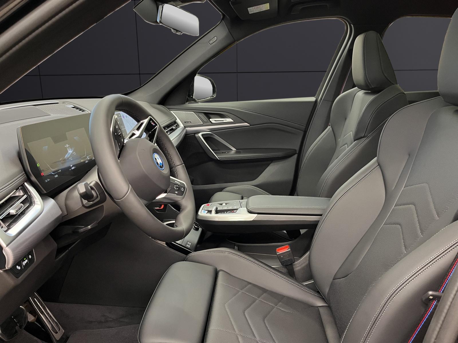 BMW iX1 30 xDrive-image-1