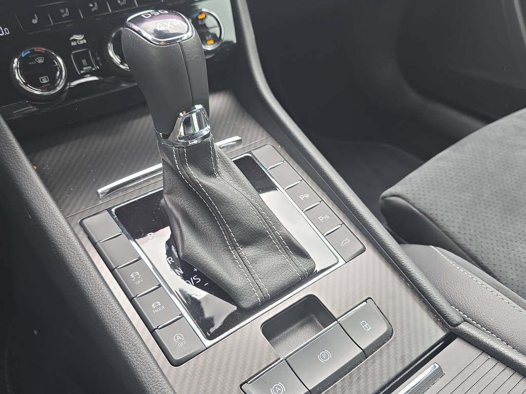 SKODA Superb Combi 2.0 TSI SportLine 4x4 DSG-image-22