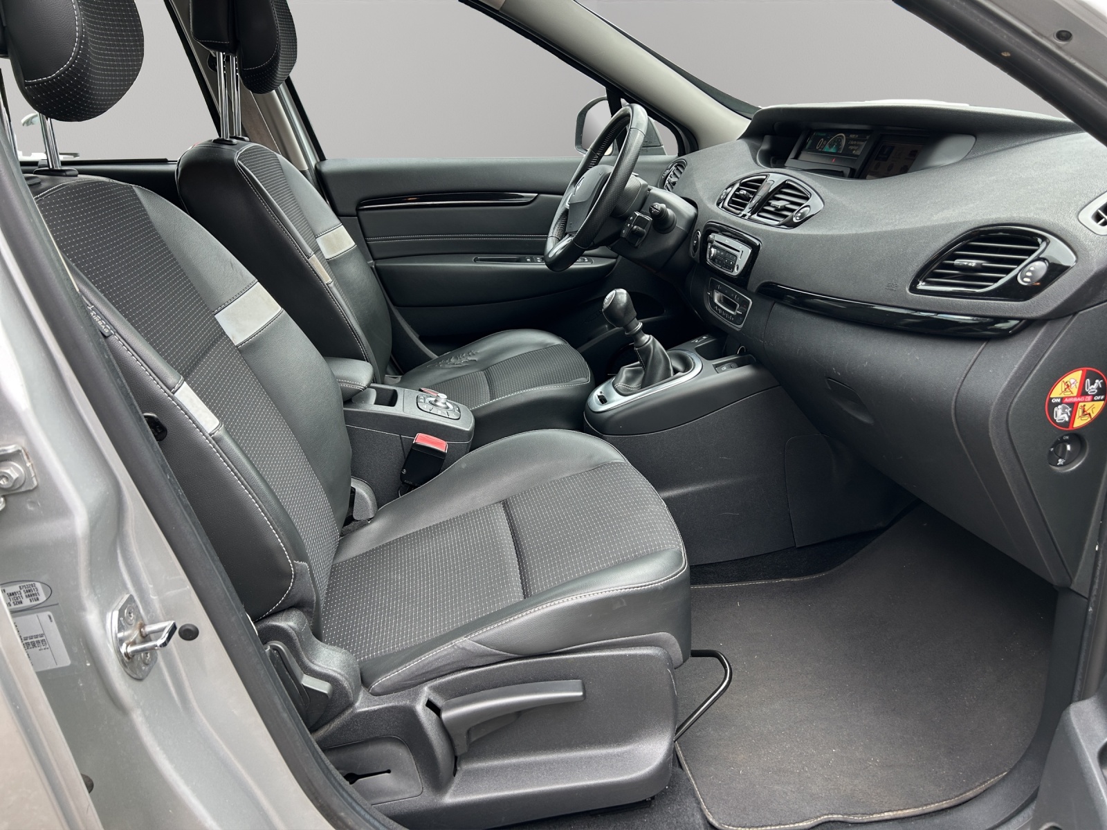 RENAULT Grand Scénic 1.4 16V Turbo Expression-image-10