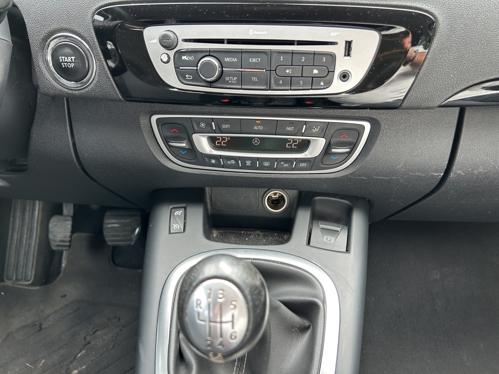 RENAULT Grand Scénic 1.4 16V Turbo Expression-image-12