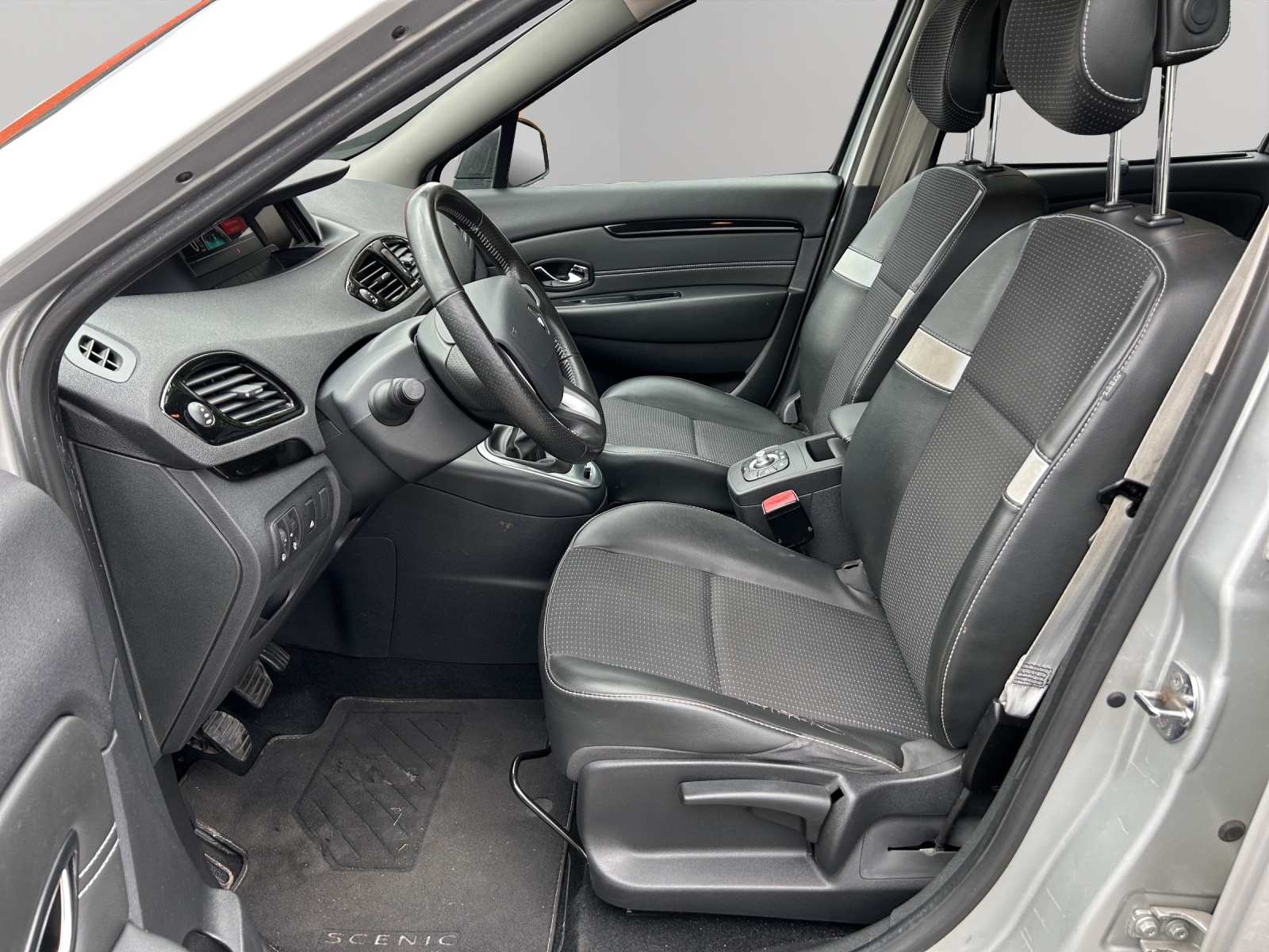 RENAULT Grand Scénic 1.4 16V Turbo Expression-image-8
