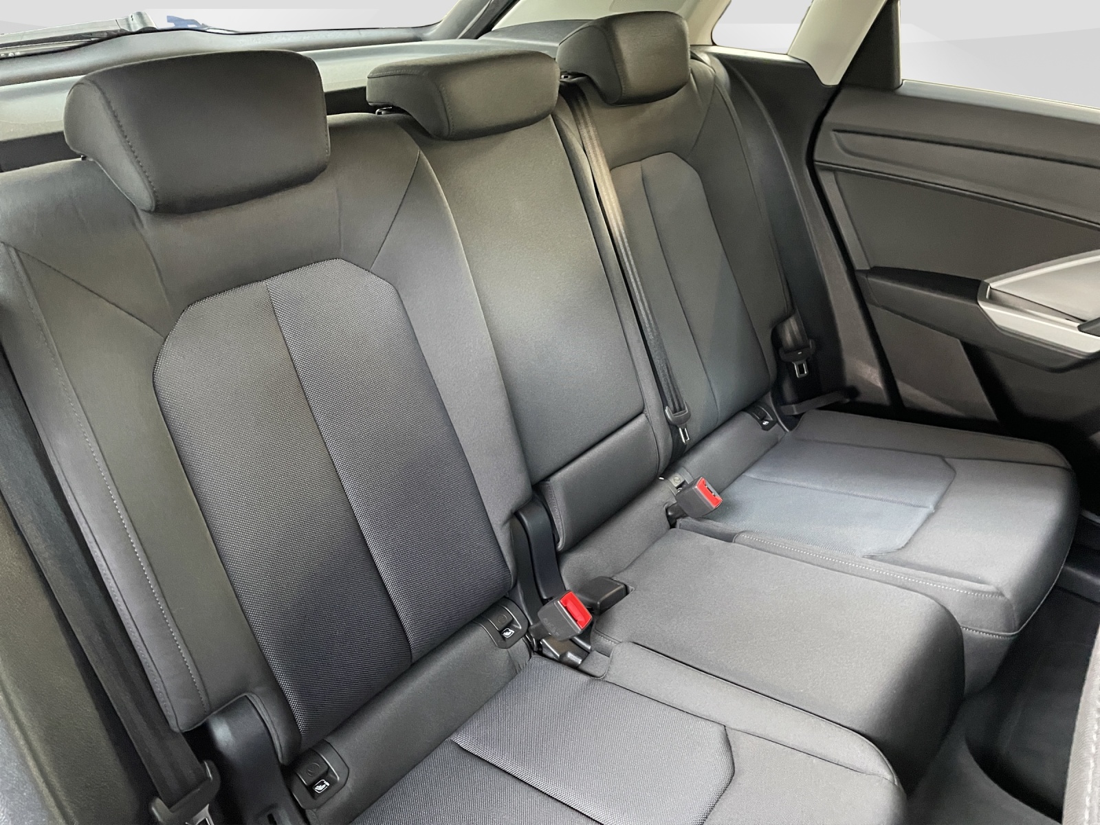 AUDI Q3 2.0 40 TDI quattro S-Tronic-image-9