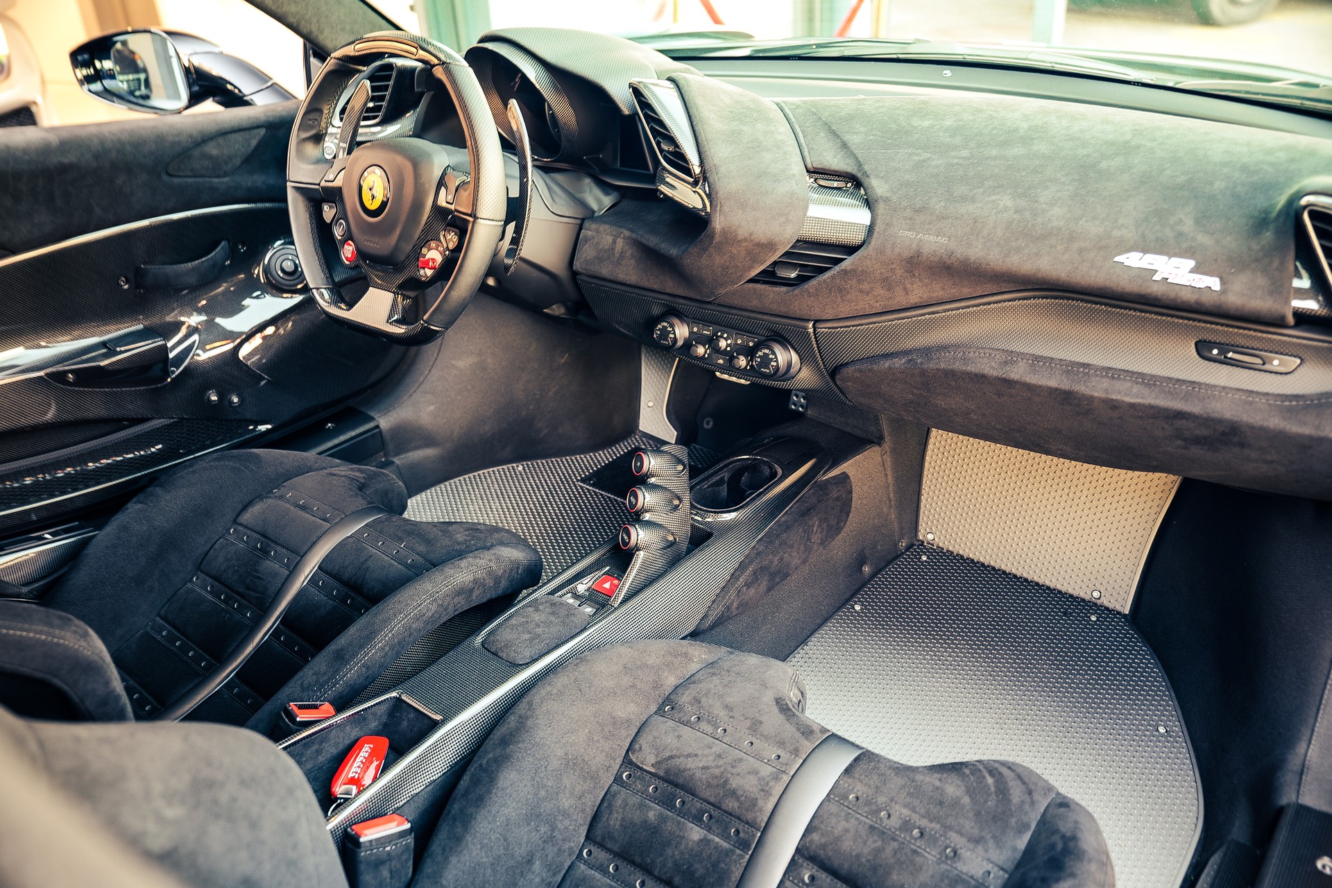 FERRARI 488 Pista 3.9 V8-image-8